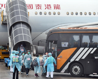 當局昨日派出的兩班包機，一共接載244人回港。