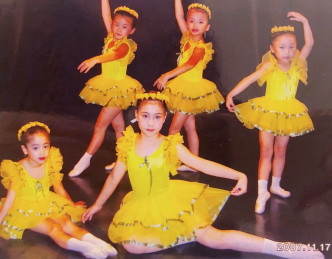 （前排右一）宋宛穎學過芭蕾舞。