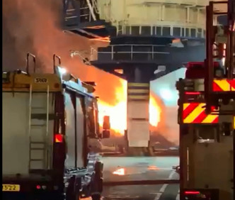 内河码头火势猛烈。facebook起重机组香港大本营截图