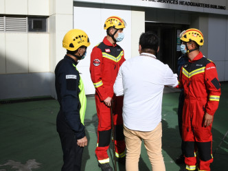 九龍灣消防局消防員王瑞進救人受傷，日前仍需枴杖扶助走路。 楊偉亨攝