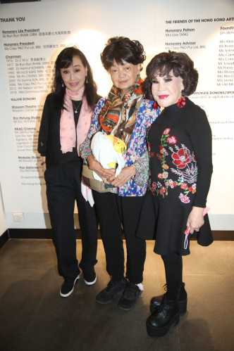 （右起）黃夏蕙、周潤發胞姊周聰玲及徐寶鳳於香港藝術中心出席電影活動。