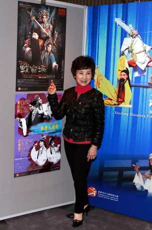 逑姐近年虽然患病，但仍积极参与粤剧演出。