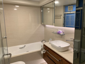 浴室设有浴缸，装有镜柜扩充空间。