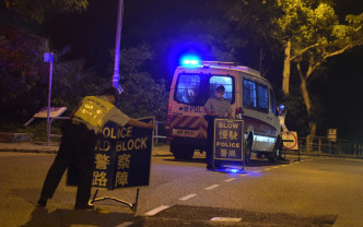 警方在香港多處設置路障查車。