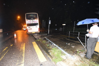 巴士扫毁一段长约30米的栏杆、1支灯柱及1支交通灯。