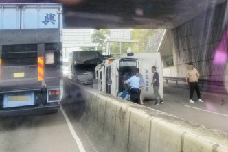 一輛貨櫃車於獅子山隧道外翻側。Bosco Chu圖片