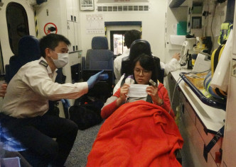 其中一名女乘客受傷送院。