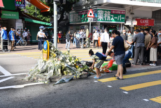 死者家属在现场祭祀。