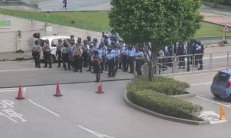防暴警察在校园外戒备。