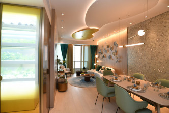 客飯廳間隔分明，客廳淡灰色牆配上青銅裝飾，飯廳則使用薄荷綠特色牆。（1座18樓A室經改動示範單位）