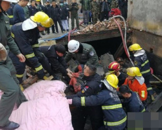 救援人員到場再救出兩人已死亡。