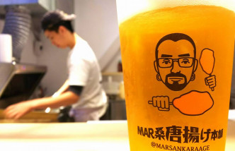 王利民與妻子的相片顯示，在台灣一間食店吃炸雞。fb 圖片