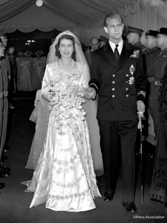 維多利亞女王大婚時沒有戴上皇冠，改用橙花花環取代，象徵貞潔。這傳統一直延續至20世紀。