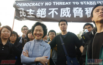 前政務司司長陳方安生參與遊行。資料圖片
