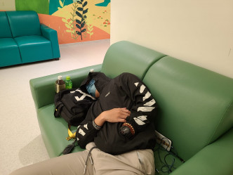 小铁汉爸爸留守医院陪伴儿子，累得摊在梳化上休息。FB图片