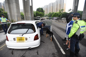 警方派出警犬到场搜车。