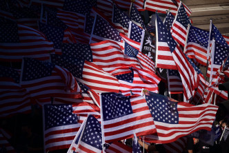 网民举美国旗游行至美领馆。