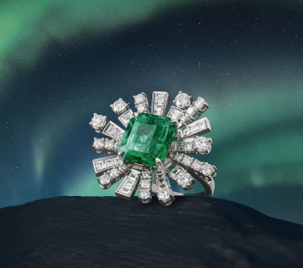Magical Aurora 18K白金指環，主石為祖母綠切割哥倫比亞祖母綠（重約4.78卡）、二十六顆長方形切割鑽石（總重約0.86卡）及三十七顆圓形明亮式切割鑽石（總重約1.38卡）。