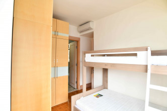 主人套房設有雙層牀，以提供充裕空間放置L形大衣櫃。