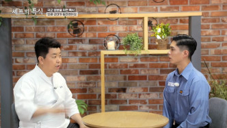 宝剑早前已在军方的网上频道中访问厨师郑浩英（左）。
