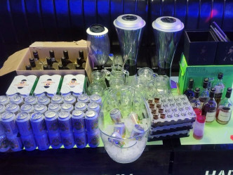 行動中，警方檢獲的酒類飲品共值約7萬元。警方圖片