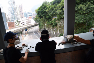 於港鐵香港大學站前往港大的天橋，有示威者高空投下椅子及雜物。