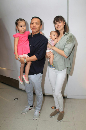 杨其龙与妻及两子女。