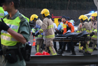 消防員搬運死者遺體。