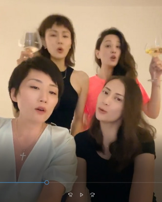 四个女人一边拎住酒杯，一边高歌。