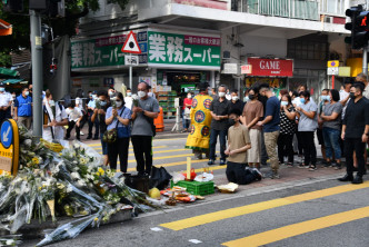 死者家属在现场祭祀。