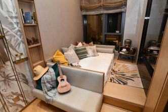 房間亦用上木製台階將睡眠區及更衣區分隔。（2座18樓C8室經改動連裝修示範單位）