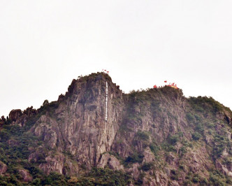 狮子山山顶黑色直幡至早上仍未被移除。