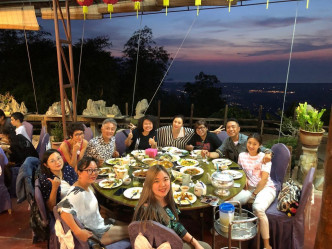 去食好西
黑妹姐跟「黑仔」姜皓文夫妇、吴岱融、宝佩如、任港秀及新加坡朋友共聚叹美食。