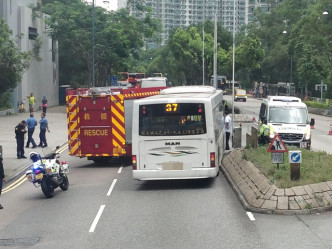 现场交通一度受阻。 香港交通突发报料F/网民黄荣图