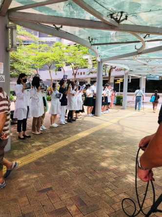 玛嘉烈医院有医护人员举行集会。
香港突发事故报料区fb/网民Lok Yanb‎图
