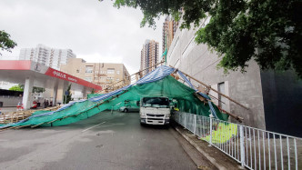 棚架倒塌路面，橫跨兩條行車線。 歐陽偉光攝