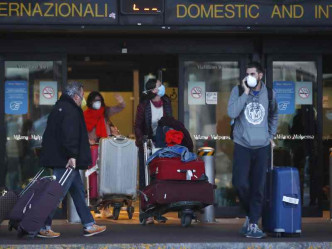 意大利疫情严峻市民纷戴上口罩防疫。AP