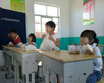 该名女童拿著胶袋，打算将菜倒入胶袋中，带回家孝顺祖父母。(网上图片)