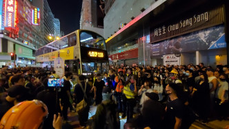 当晚旺角有巴士被示威者拦阻。资料图片