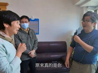 張母（左）都直言攝影師尹德明（右）「好熟口面」。節目截圖