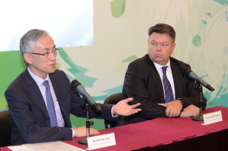 岑智明（左）表示，將會在促進區域和國際氣象合作方面發揮更重要作用