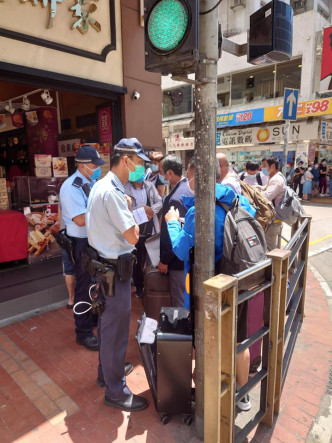 警員在日新街恆香截停他們。石景澄Facebook圖片