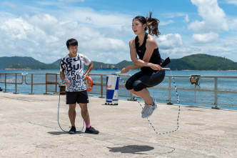 香港田徑代表梁筠宜向何柱霆學習跳繩。 公關圖片