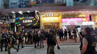 警方驅趕商場內人群。