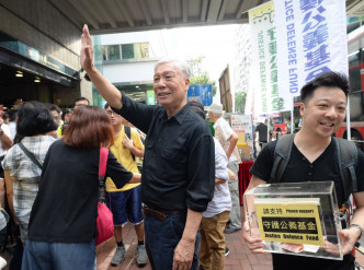 朱耀明、李永达、张秀贤及陈淑庄在街站与市民挥手。