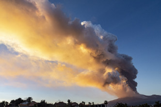 埃特纳火山岩浆喷射高达1500米。AP图片