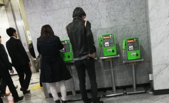 日本民衆尋找投幣電話應急。網上圖片