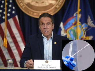  紐約州長科莫公開示範接受病毒檢測，稱方便快捷無痛呼籲民眾效法。AP資料圖片