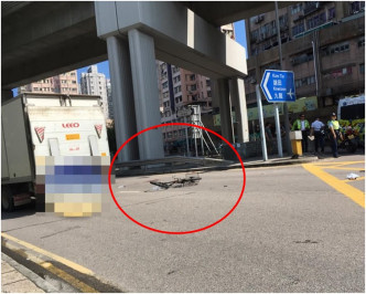 女子被撞倒后,地上留下单车。图：网民Hoho Chung‎