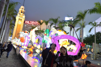 近九十條色彩鮮豔的錦鯉造型綵燈，飛躍在維港。